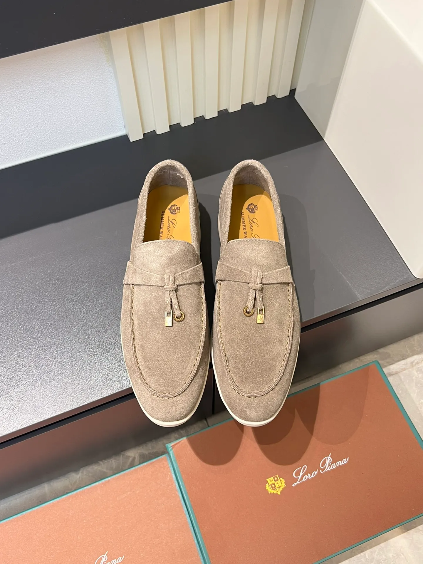 Men's shoes 💰p360 "Loro men's shoes 💰pian'*" Classic L men's shoes for couples 💰p Top version British flat loafers, a must-have item in old money style, the minimalist design is eye-catching and durable, a plus point for dressing The soft foot feel and texture are outstanding. They don’t scratch your feet and are very nice. They are matched with soft and waxy soles. They can be worn daily for a long time without getting tired. They are easy to wear, versatile and classic items, with perfect foot feel and texture! Imported cashmere fabric, the lining is made of imported A-grade water-dyed cow lining, the top version of the genuine leather midsole is sewn with pure handmade mark thread! Size: Female 35-40 (34. Customized) Male 38-44 (45.46. Customized)